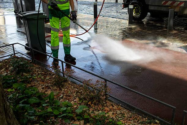 Redmond WA commercial property receiving exterior pressure washing from Clean425